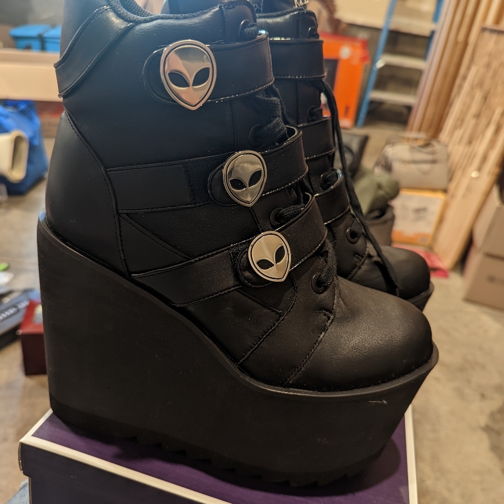 Killstar alien platform boots